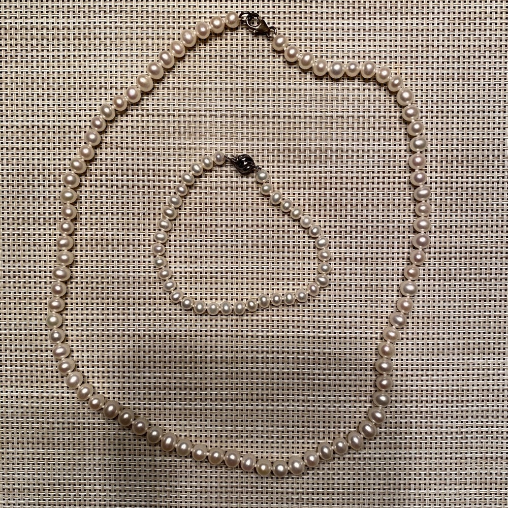 Pearl necklace and bracelet